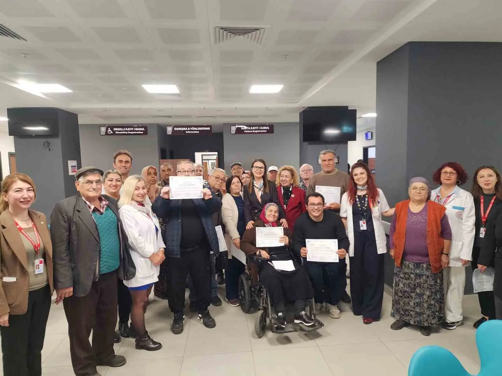 AYDIN ŞEHİR HASTANESİ DİYABET OKULU’NDA EĞİTİMLERİNİ TAMAMLAYAN 18 HASTAYA SERTİFİKALARI VERİLİRKEN, PROGRAMDA DİYABET YÖNETİMİ, SAĞLIKLI BESLENME VE KAN ŞEKERİ KONTROLÜ GİBİ KONULAR ELE ALINDI.