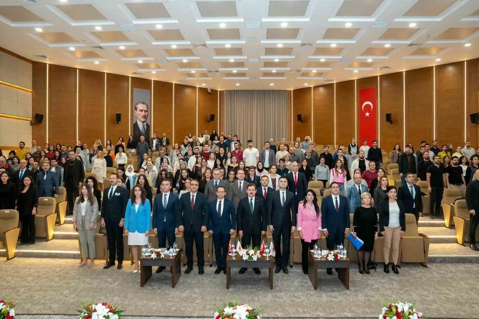 İZMİR CUMHURİYET BAŞSAVCILIĞI TARAFINDAN İLK KEZ HAYATA GEÇİRİLEN 'MAĞDUR KADINLARA YÖNELİK HUKUKİ OKURYAZARLIK EĞİTİMİ PROJESİ'NİN AÇILIŞ PROGRAMI, İZMİR ADLİYESİ ŞEHİT FETHİ SEKİN KONFERANS SALONU’NDA GERÇEKLEŞTİRİLDİ.