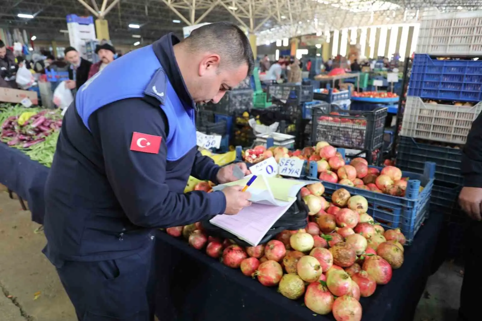 ODUNPAZARI BELEDİYESİ ZABITA MÜDÜRLÜĞÜ EKİPLERİ, 5957 SAYILI KANUN PAZAR UYGULAMA YÖNETMELİĞİ KAPSAMINDA PAZARLARDA ÖLÇÜ VE TARTI ALETLERİNİN HİLELİ KULLANIMINA KARŞI DENETİMLERİNİ SÜRDÜRÜYOR.