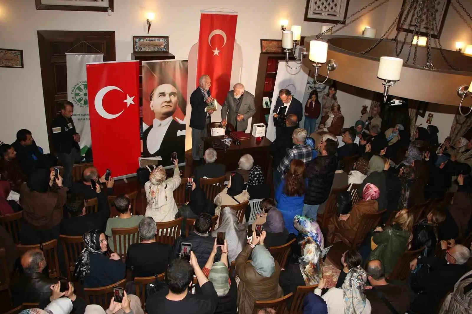 OSMANGAZİ BELEDİYESİ VE TÜRKİYE YAZARLAR BİRLİĞİ (TYB) BURSA ŞUBESİ İŞ BİRLİĞİYLE DÜZENLENEN "YAHYA KEMAL’İN RÜZGARIYLA DÜŞÜNCELER VE DUYUŞLAR" PROGRAMI, SEYYİD USUL KÜLTÜR MERKEZİ’NDE GERÇEKLEŞTİRİLDİ.