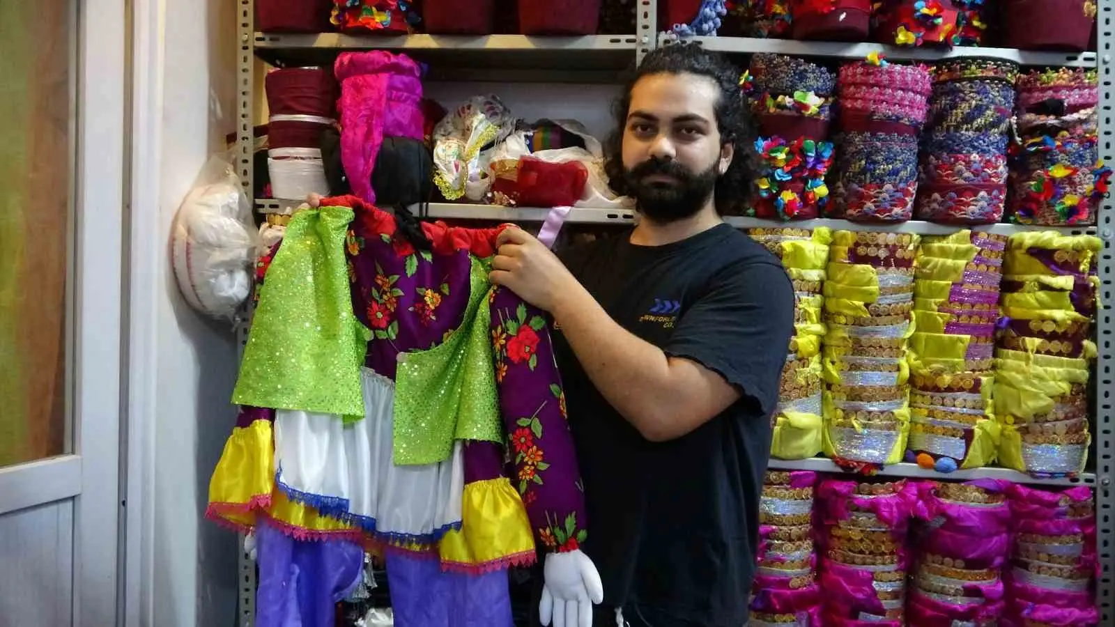 EKİN ŞAHİN (24), ÇOCUKLUĞUNDA SEVMEDİĞİ AİLE MESLEĞİNİ BUGÜN SEVEREK SÜRDÜRÜYOR.