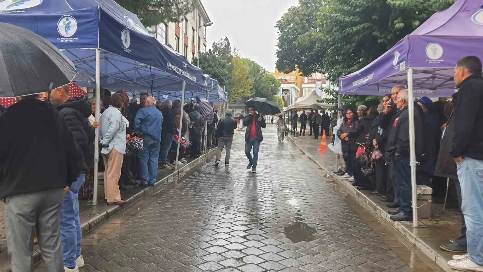 MERKEZEFENDİ BELEDİYE BAŞKANI ŞENİZ DOĞAN’IN TUTUKLANMASININ ARDINDAN İKİNCİ GÜNDE DE BELEDİYE BİNASI ÖNÜNDE BİR ARAYA GELEN VATANDAŞLAR, SAĞANAK YAĞIŞA RAĞMEN DESTEKLERİNİ SÜRDÜRDÜ. DÜN BAŞLAYAN DAYANIŞMA BULUŞMASI BUGÜN DE DEVAM EDERKEN, VATANDAŞLAR BAŞKAN DOĞAN’IN YANINDA OLDUKLARI MESAJINI VERDİ.
