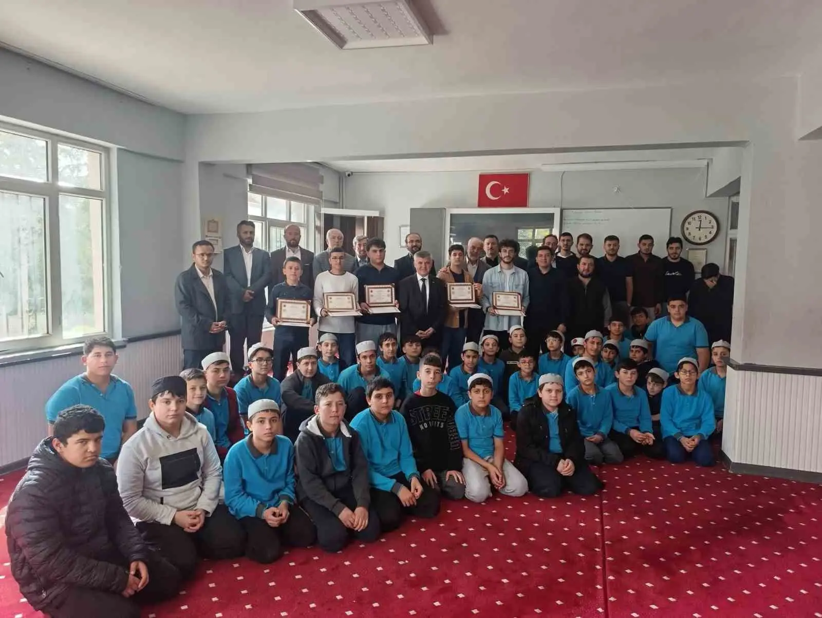 KORKUTELİ MÜFTÜLÜĞÜ MERKEZ ERKEK KUR'AN KURSU'NDA, HAFIZLIK EĞİTİMİNİ BAŞARIYLA TAMAMLAYAN ÖĞRENCİLERE BELGELERİ DÜZENLENEN PROGRAMLA TAKDİM EDİLDİ.