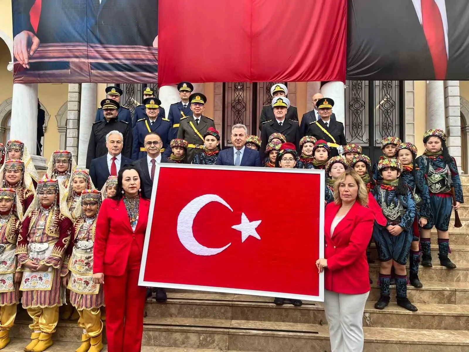 CUMHURİYET'İN 103. KURULUŞ YIL DÖNÜMÜ ETKİNLİKLERİ KAPSAMINDA DOKUNAN TÜRK BAYRAĞI, DÜZENLENEN TÖRENLE VALİ SÜLEYMAN ELBAN'A TESLİM EDİLDİ.