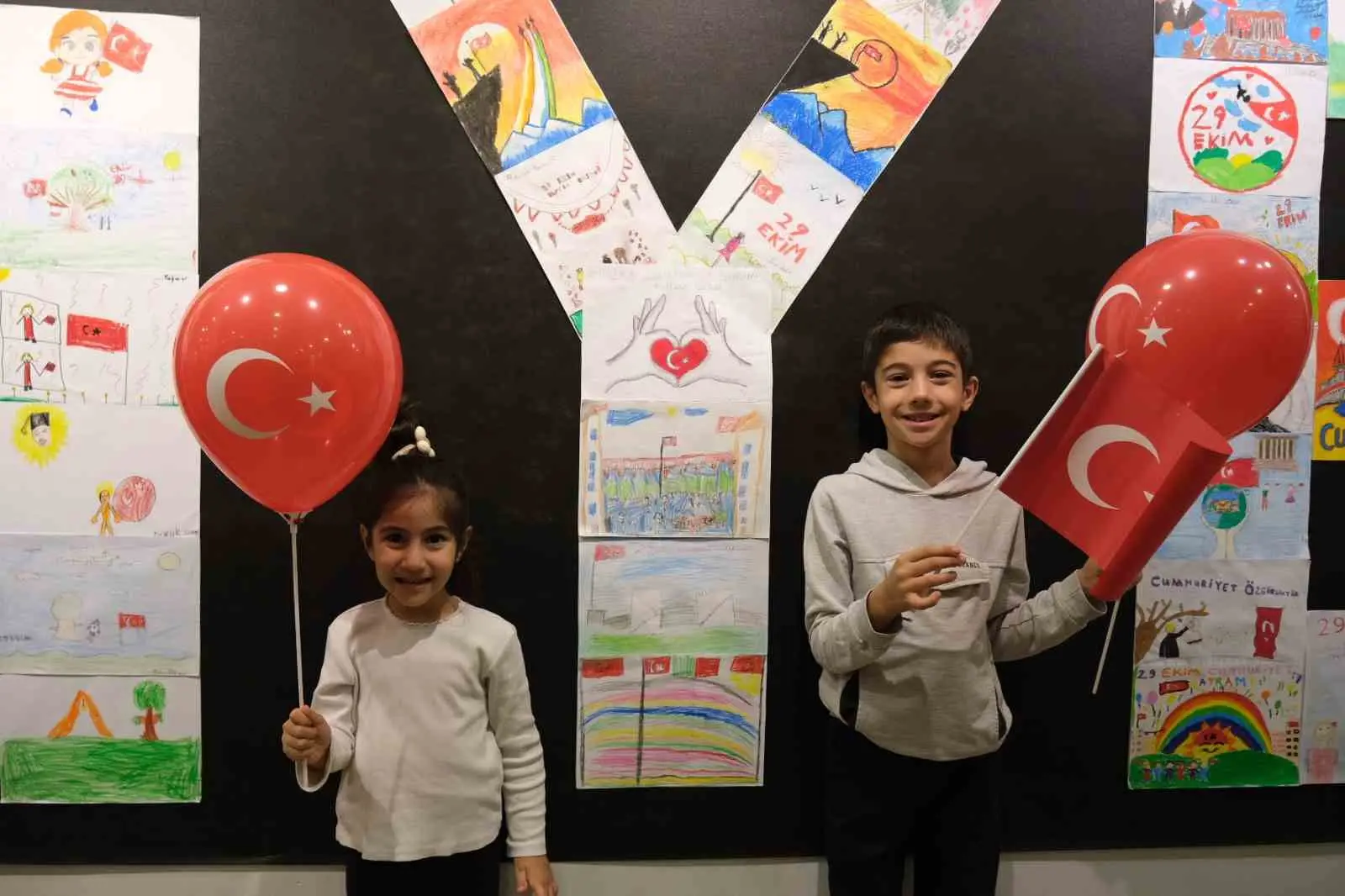 BÜYÜKÇEKMECE'DE ÇOCUKLARIN ESERLERİNDEN OLUŞAN "CUMHURİYETİN RENKLERİ" SERGİSİ SANATSEVERLERLE BULUŞTU.
