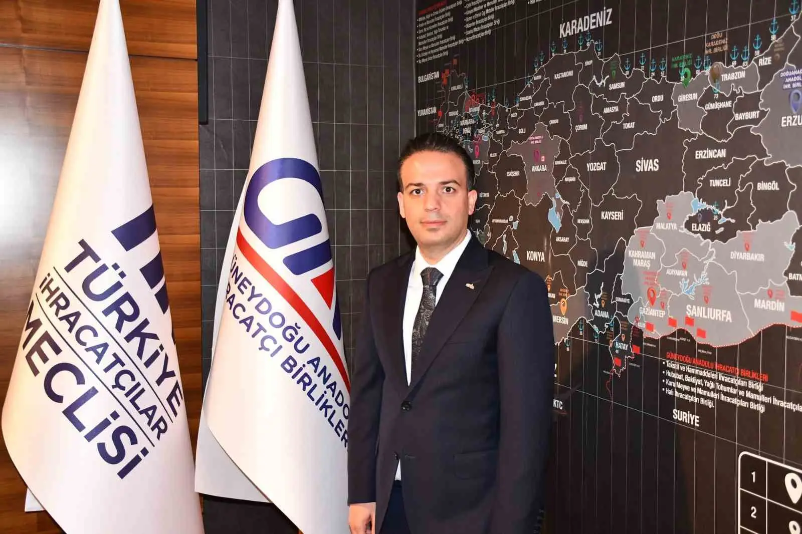 TÜRKİYE İHRACATÇILAR MECLİSİ (TİM) HALI SEKTÖR KURULU BAŞKANI İSKENDER KAPLAN, CUMHURİYETİN KURULUŞUNUN 103. YIL DÖNÜMÜ DOLAYISIYLA YAYIMLADIĞI KUTLAMA MESAJINDA, TÜRK SANAYİCİSİNİN VE İHRACATÇISININ CUMHURİYET’TEN ALDIĞI İLHAMLA DÜNYA PAZARINDAKİ GÜÇLÜ KONUMUNA DİKKAT ÇEKTİ.