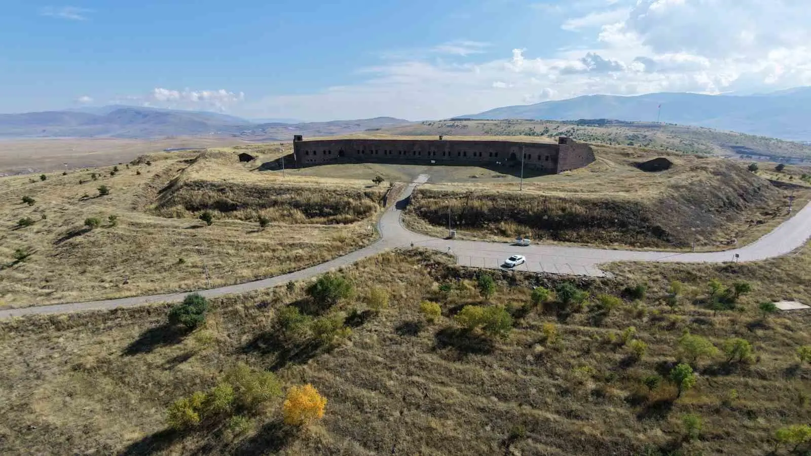 ERZURUM’DA 93 HARBİ SIRASINDA ŞEHİT DÜŞEN 7 KARDEŞİN YAN YANA DEFNEDİLDİĞİ MEZARLAR, MECİDİYE TABYASI’NIN HEMEN ALTINDA OTLARIN ARASINDA GÜN YÜZÜNE ÇIKARILMAYI BEKLİYOR.