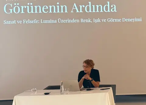 TÜRKİYE VE AVRUPA’DAN AKADEMİSYENLERİ BİR ARAYA GETİREN ULUSLARARASI FELSEFE SEMPOZYUMU, İZMİR’DE YOĞUN İLGİ GÖRDÜ. "ŞİMDİDE YARINI DÜŞÜNMEK: ÇAĞDAŞ FELSEFE TARTIŞMALARI" BAŞLIĞIYLA DÜZENLENEN ETKİNLİĞİN REZERVASYON KONTENJANI 24 SAATTEN KISA SÜREDE DOLARKEN, İNSAN, ZAMAN, BELİRSİZLİK, SANAT VE GELECEK GİBİ KONULAR FARKLI FELSEFİ PERSPEKTİFLERDEN ELE ALINDI.