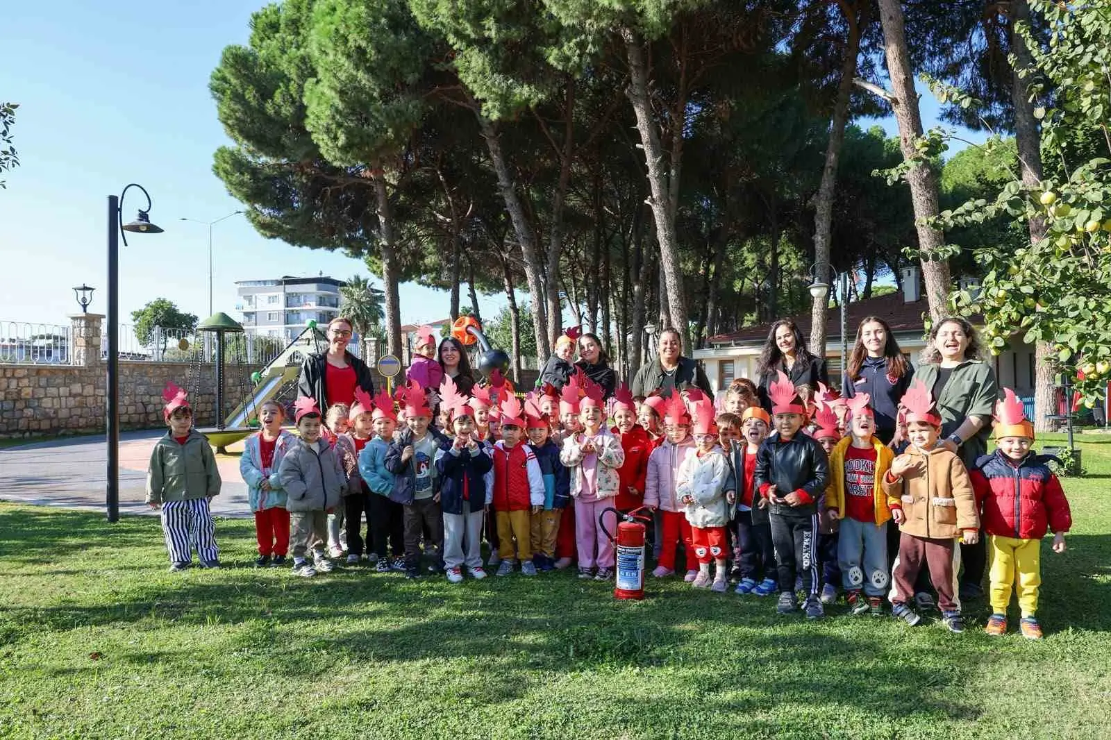 AYDIN BÜYÜKŞEHİR BELEDİYE BAŞKANI ÖZLEM ÇERÇİOĞLU TARAFINDAN KENTE KAZANDIRILAN AYDIN BÜYÜKŞEHİR BELEDİYESİ ÇOCUK GELİŞİM MERKEZLERİ’NDE, ÇOCUKLARIN GELİŞİMİNİ DESTEKLEYEN ETKİNLİKLER DEVAM EDİYOR. BU KAPSAMDA, AYDIN BÜYÜKŞEHİR BELEDİYESİ İTFAİYE DAİRE BAŞKANLIĞI EKİPLERİ, ÇOCUK GELİŞİM MERKEZLERİ’Nİ ZİYARET EDEREK MİNİK ÖĞRENCİLERLE BİR ARAYA GELDİ.