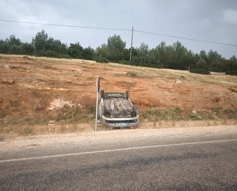 ADIYAMAN’IN BESNİ İLÇESİNDE TAKLA ATARAK TERS DÖNEN OTOMOBİLDEKİ 2 KİŞİ YARA ALMADAN KURTUILDU.