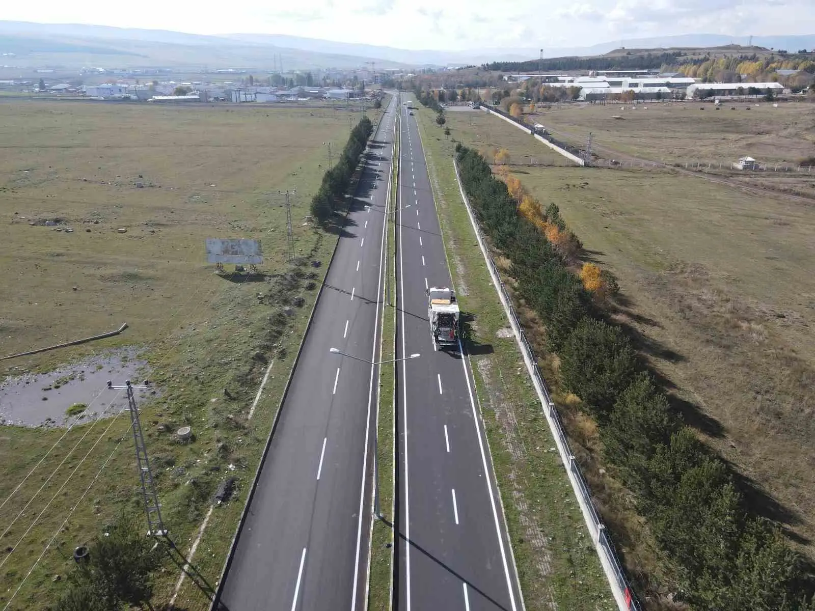 ARDAHAN'DA ASFALTLANAN YOLLARA SON DOKUNUŞ, ŞERİT ÇİZGİLERİ ÇİZİLDİ. (OLGUN YILDIZ/ARDAHAN-İHA)