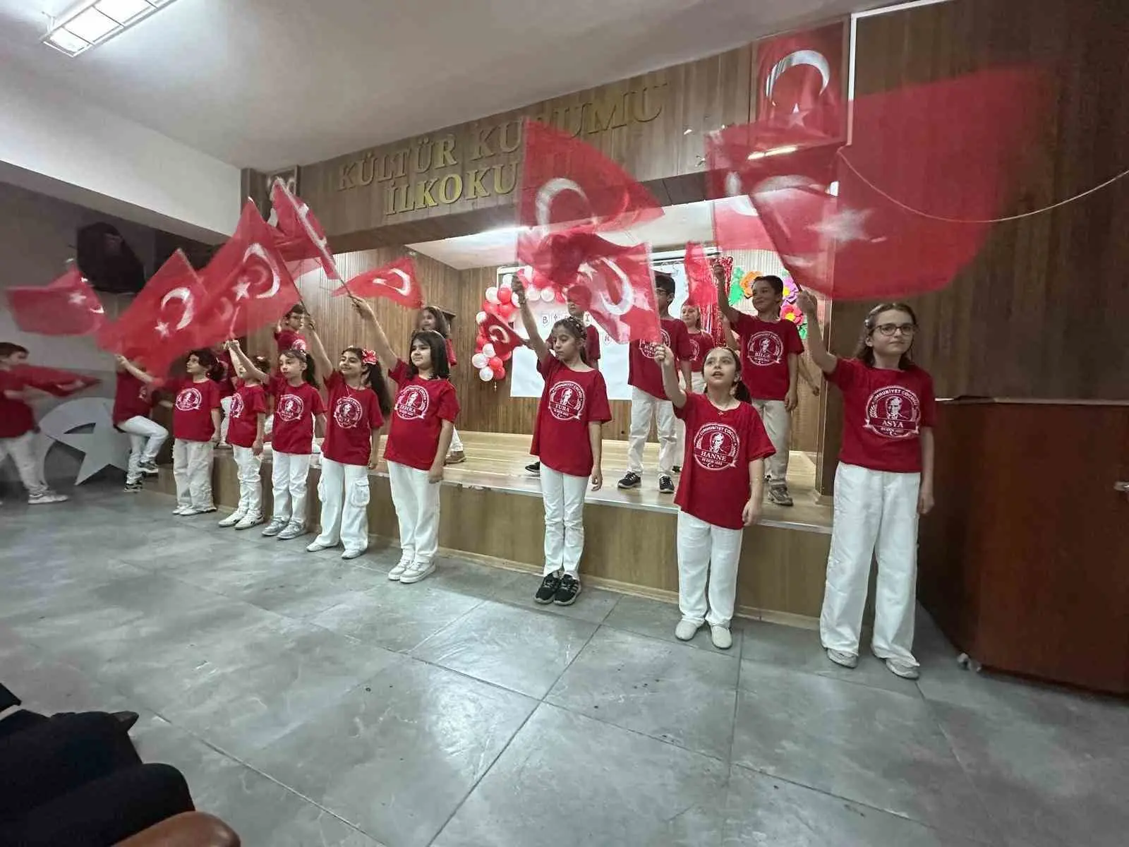 KÜLTÜR KURUMU İLKOKULU ÖĞRENCİLERİNİN 29 EKİM CUMHURİYET BAYRAMI DOLAYISIYLA HAZIRLADIKLARI KUTLAMA PROGRAMI, İZLEYENLERDEN TAM NOT ALDI. MİNİK ÖĞRENCİLERİN SERGİLEDİKLERİ BİRBİRİNDEN GÜZEL GÖSTERİLER, CUMHURİYET COŞKUSUNU BİR KEZ DAHA YAŞATTI.