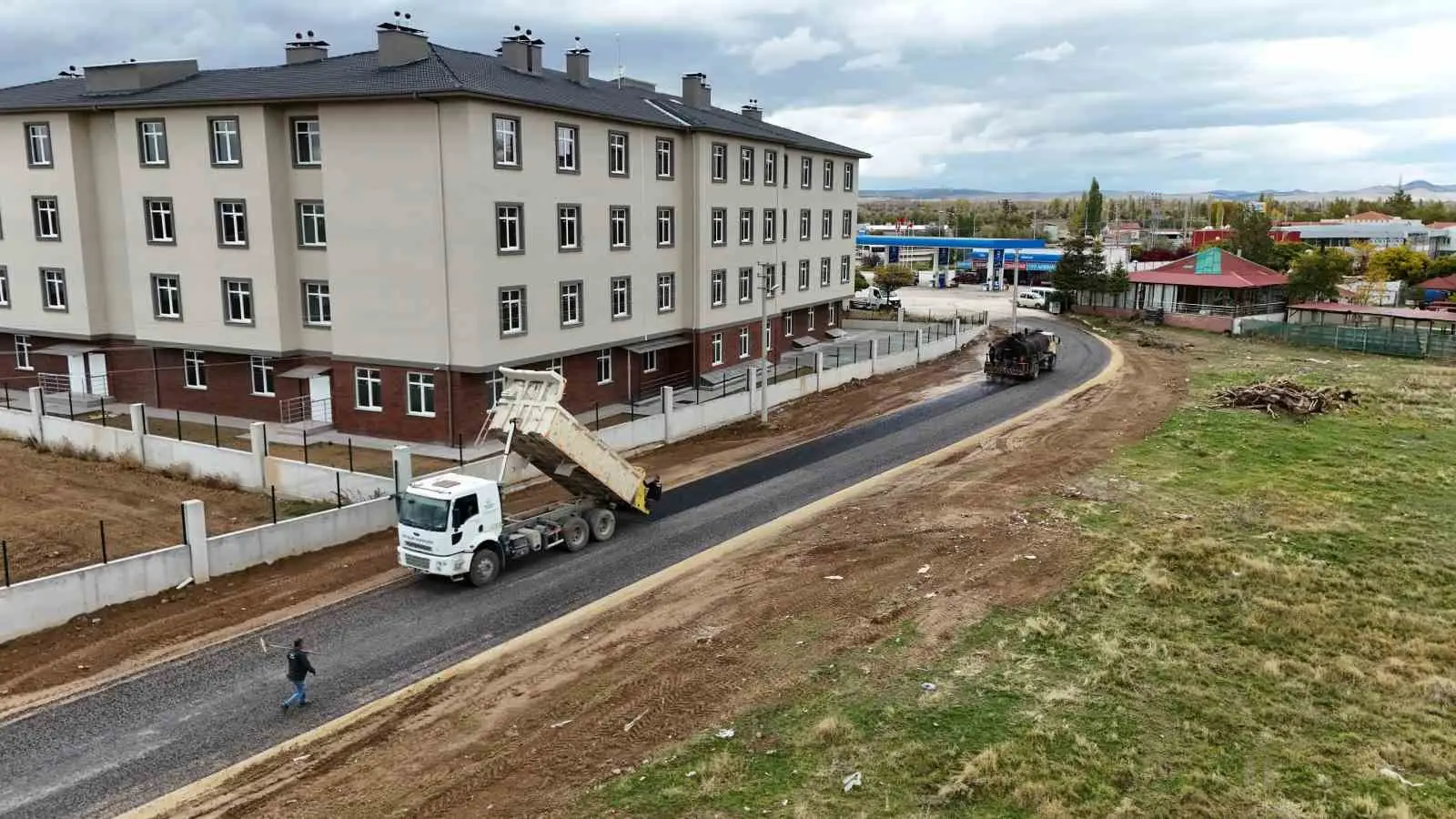 AFYONKARAHİSAR BOLVADİN BELEDİYESİ FEN İŞLERİ MÜDÜRLÜĞÜ EKİPLERİ TARAFINDAN YENİ HUZUREVİNE ULAŞIMI SAĞLAYAN YOLDA ASFALTLAMA ÇALIŞMASI GERÇEKLEŞTİRİLDİ.