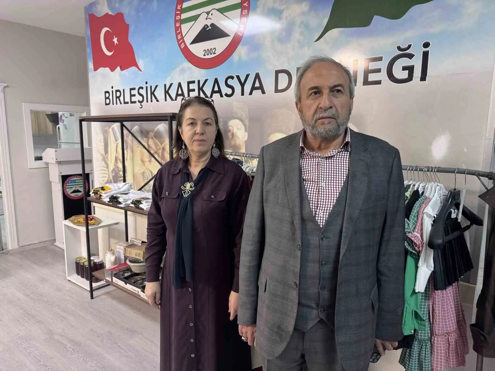 KAYSERİ’DE BİRLEŞİK KAFKASYA DERNEĞİ TARAFINDAN DÜZENLENEN PANAYIRDA SERGİLENEN GELENEKSEL ÇERKES ÜRÜNLERİNDEN ELDE EDİLEN GELİR İLE ÜNİVERSİTE ÖĞRENCİLERİNE DESTEK OLUNACAK. SERHAT BALOĞLU (SOLDA) AYDIN KALKAN (SAĞDA)