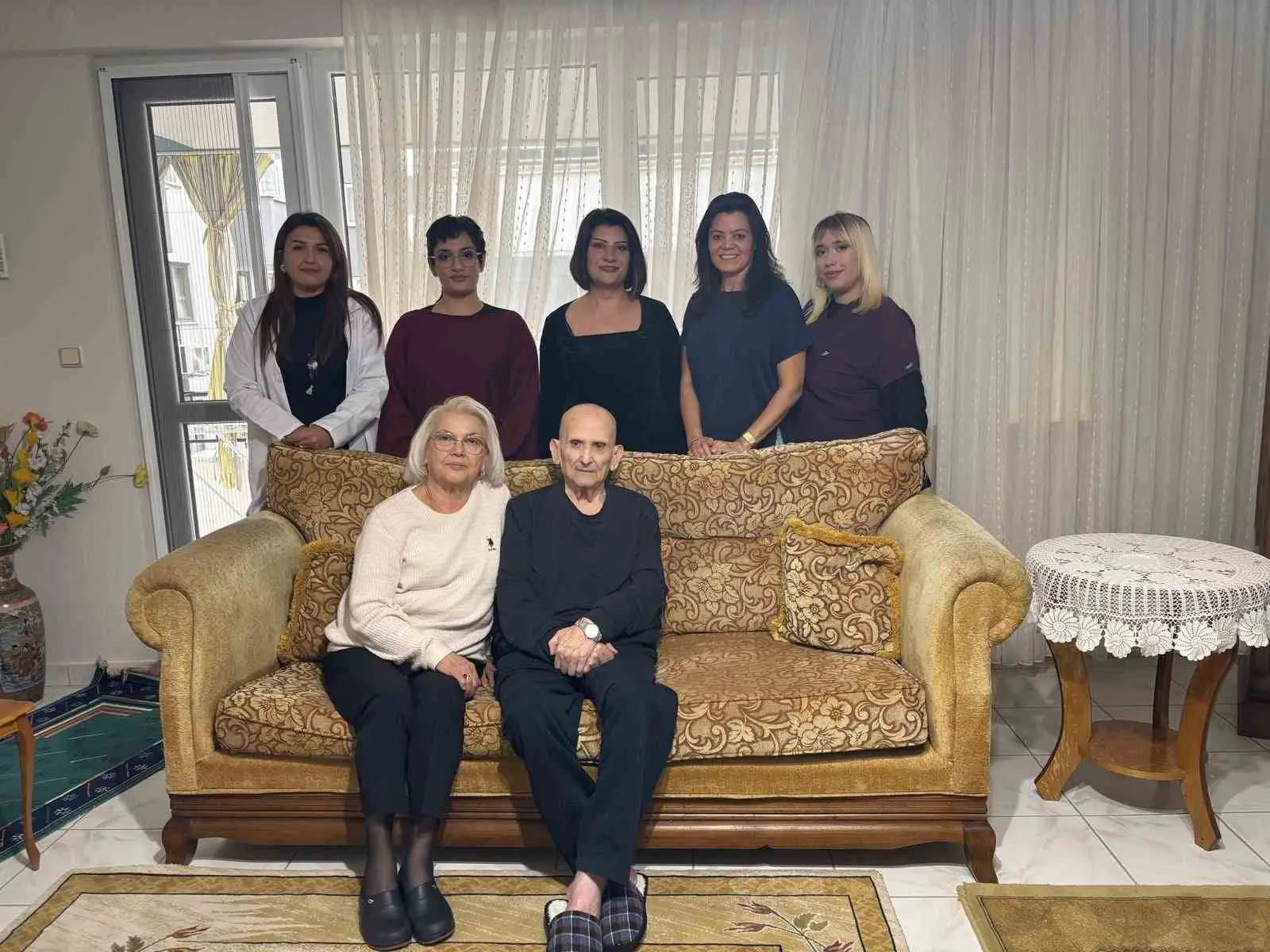 EDREMİT HALK EĞİTİMİ MERKEZİ, EĞİTİMİN SINIRLARINI AŞARAK ŞEHİT YÜZBAŞI MUZAFFER ARSLAN’IN EŞİ VE BABASINA YÖNELİK KİŞİSEL BAKIM VE İHTİYAÇ DESTEĞİ İLE GÖNÜLLERE DOKUNDU