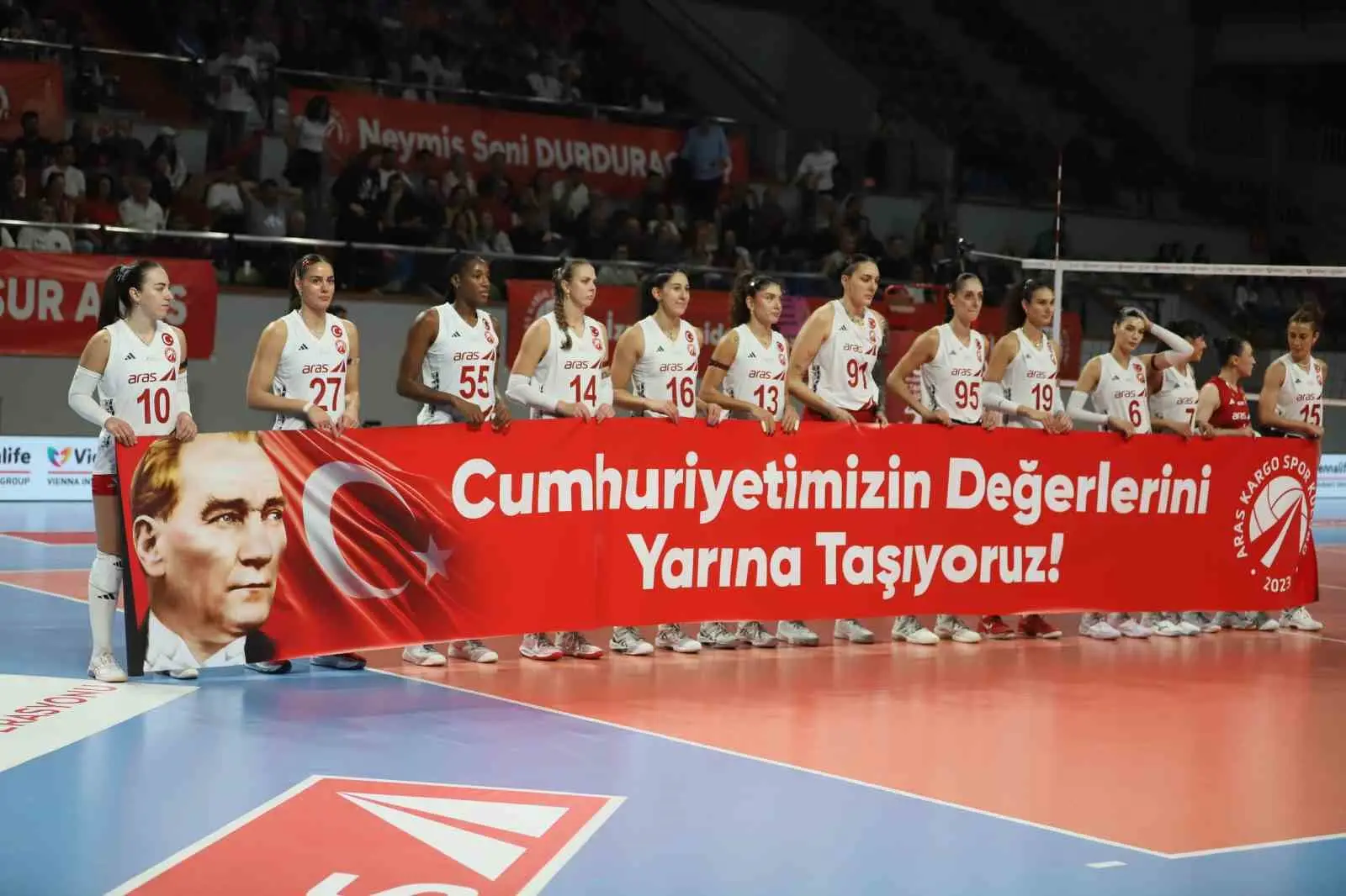 ARAS KARGO SPOR KULÜBÜ, SULTANLAR LİGİ'NDE 25 EKİM'DE TÜRK HAVA YOLLARI'NI AĞIRLADIĞI KARŞILAŞMAYI CUMHURİYET'İN 103. YILI KUTLAMASINA DÖNÜŞTÜRDÜ.
