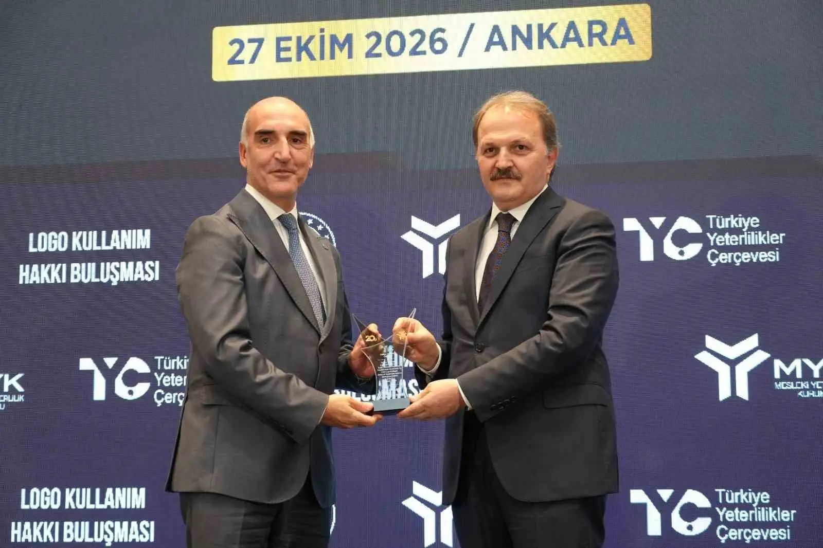 ÇALIŞMA VE SOSYAL GÜVENLİK BAKANI PROF. DR. VEDAT IŞIKHAN’IN KATILIMIYLA DÜZENLENEN TYÇ LOGO KULLANIM HAKKI BULUŞMASI’NDA OMÜ’YÜ REKTÖR YARDIMCISI PROF. DR. ALPER KESTEN TEMSİL ETTİ. KESTEN, ÖDÜLÜ ÇALIŞMA VE SOSYAL GÜVENLİK BAKAN YARDIMCISI DR. ADNAN ERTEM’İN ELİNDEN ALDI.