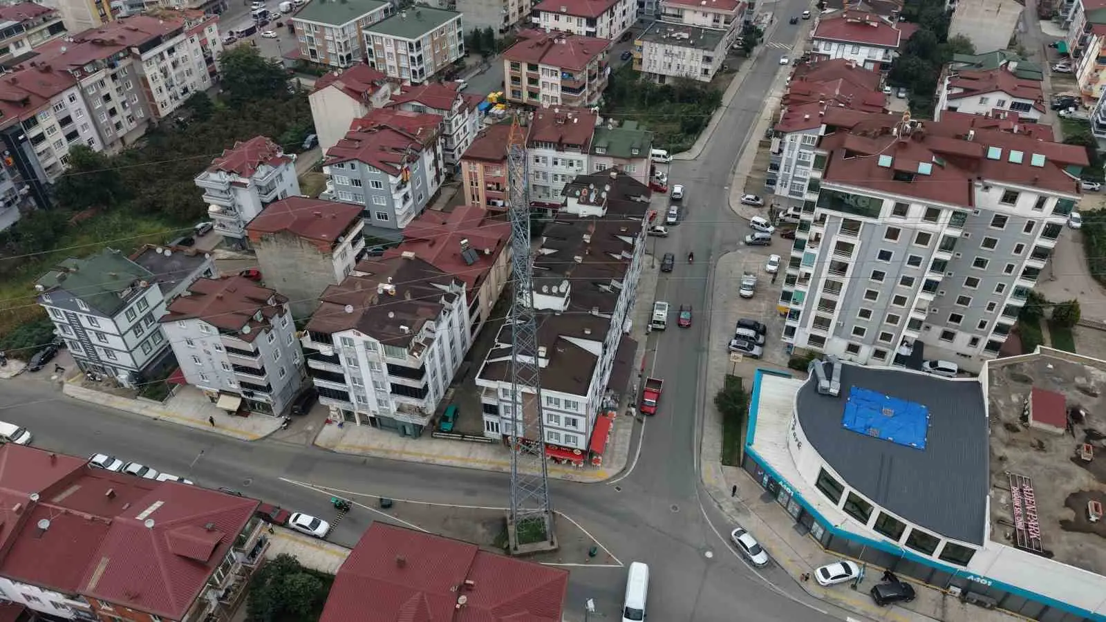 ORDU'NUN ALTINORDU İLÇESİNDE BİR CADDENİN TAM ORTASINDA KALAN YÜKSEK GERİLİM DİREĞİ, SÜRÜCÜLERE ZOR ANLAR YAŞATIRKEN, ÖZELLİKLE BÜYÜK ARAÇLARIN GEÇİŞİNİ GÜÇLEŞTİRİYOR.