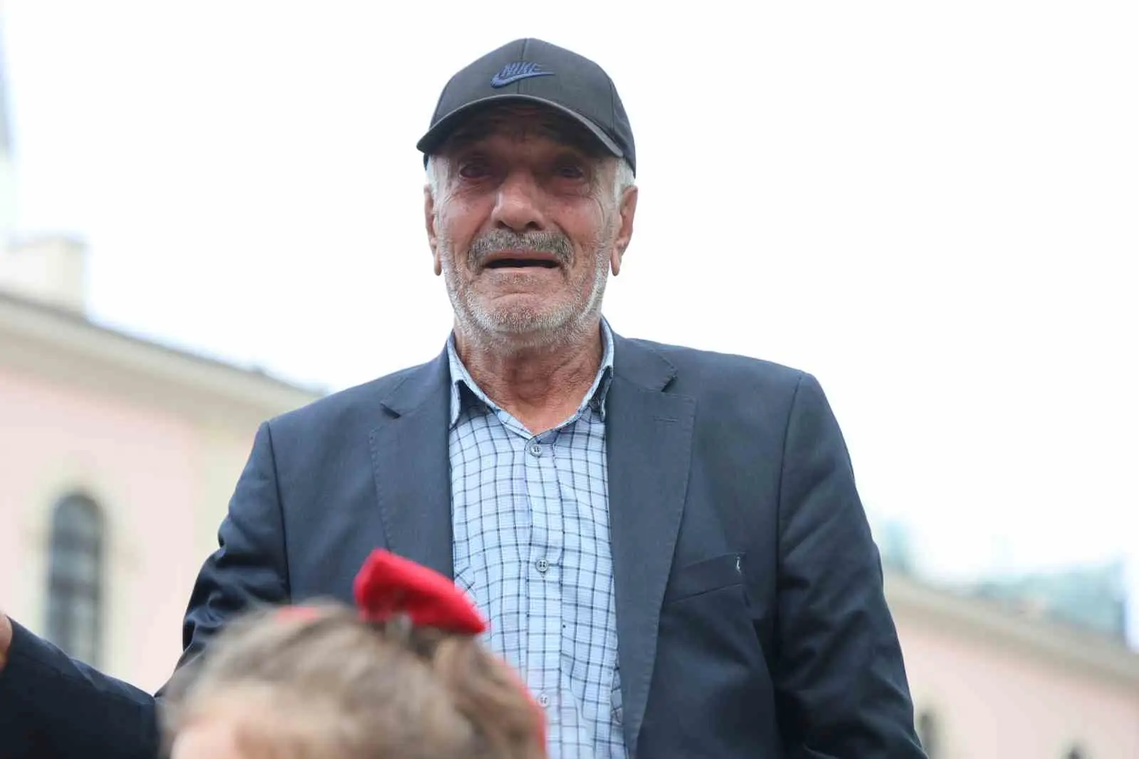 ELAZIĞ'DAKİ TARİHİ KAPALI ÇARŞI'DA DÜZENLENEN CUMHURİYET BAYRAMI ETKİNLİĞİNDE, ANAOKULU ÖĞRENCİLERİNİN COŞKUYLA SESLENDİRDİĞİ "ÖLÜRÜM TÜRKİYEM" ŞARKISINI DİNLERKEN DUYGULANIP GÖZYAŞI DÖKEN 70'Lİ YAŞLARDAKİ VATANDAŞ, YANINA GELEN BİR ÖĞRENCİNİN ELİNİ ÖPMESİ ÜZERİNE DUYGU YOĞUNLUĞU YAŞAYARAK AĞLAYA AĞLAYA ALANDAN UZAKLAŞTI