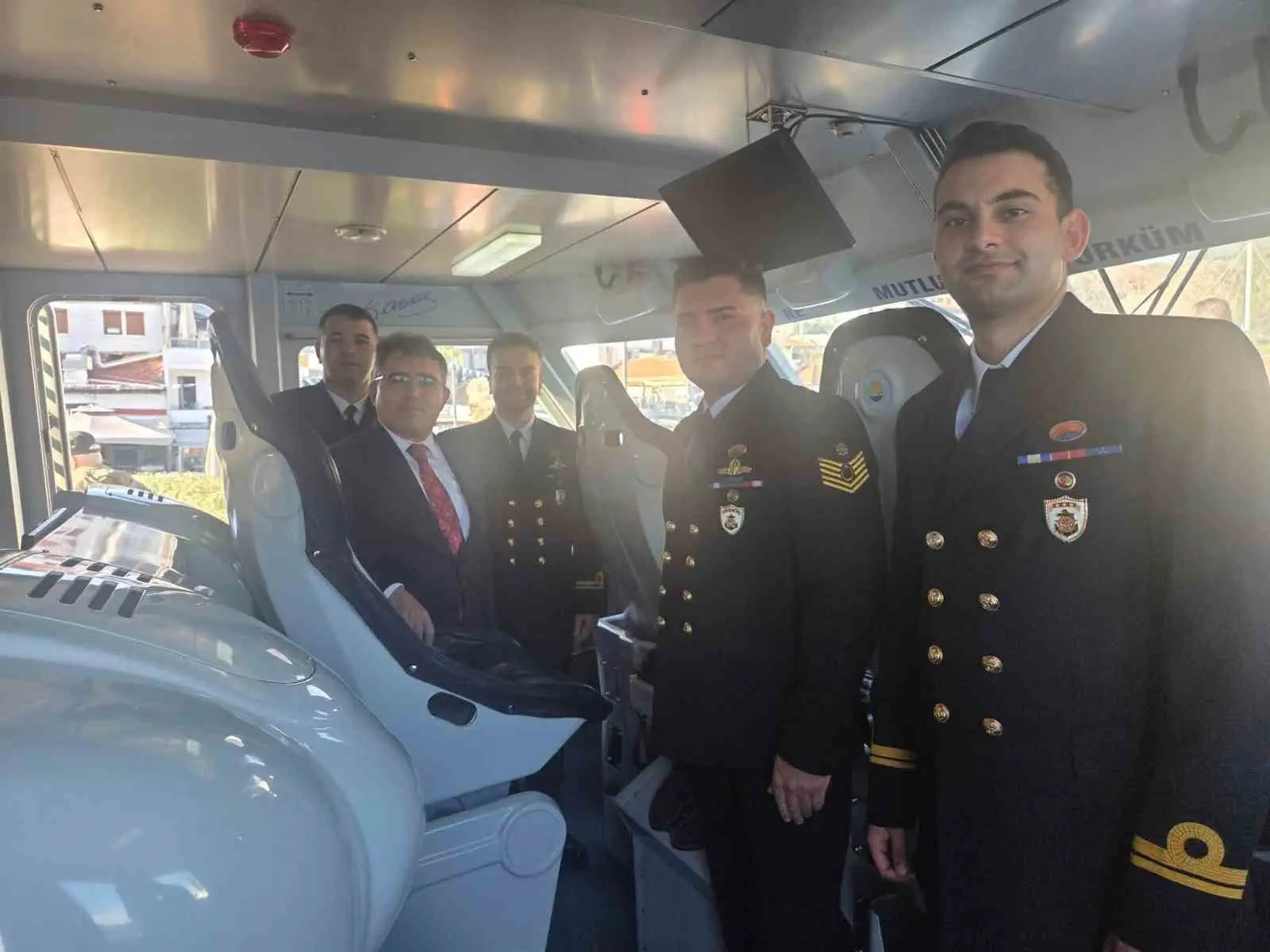 MUĞLA'NIN MARMARİS İLÇESİNDE 29 EKİM CUMHURİYET BAYRAMI’NIN 103. YIL DÖNÜMÜ DOLAYISIYLA HALKIN ZİYARETİNE AÇILAN TCG I. İNÖNÜ DENİZALTISI İLE TCSG-310 SAHİL GÜVENLİK BOTU VATANDAŞLARIN YOĞUN İLGİSİNİ ÇEKTİ. MARMARİS KAYMAKAMI NURULLAH KAYA DA HER İKİ GEMİYİ ZİYARET EDEREK PERSONELİN VE VATANDAŞLARIN CUMHURİYET BAYRAMI’NI KUTLADI.