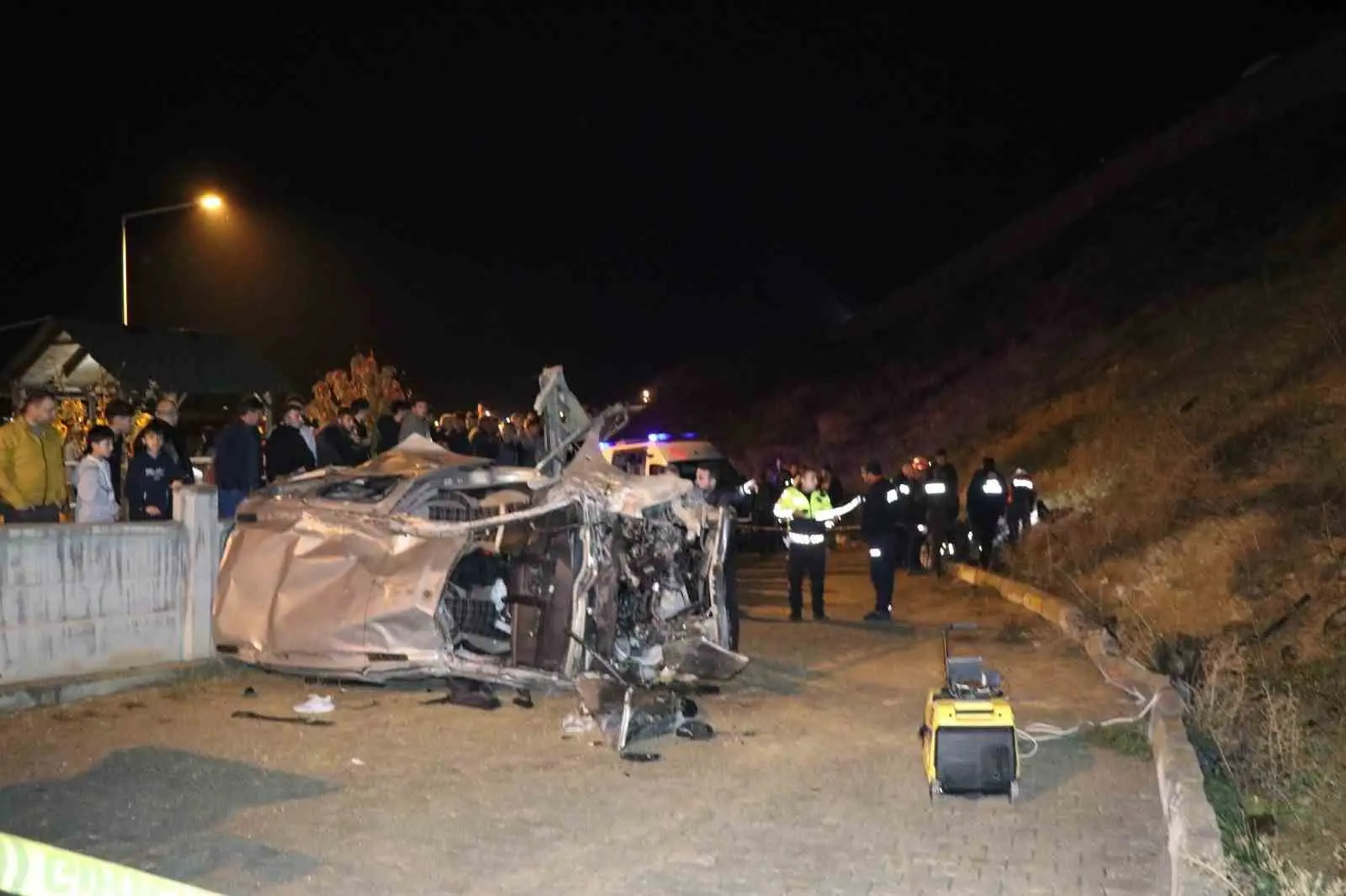 ERZURUM’UN OLTU İLÇESİNDE MEYDANA GELEN TRAFİK KAZASINDA HAFİF TİCARİ ARACIN TAKLA ATARAK UÇURUMA YUVARLANMASI SONUCU 21 YAŞINDAKİ KERİM CAN AYDIN HAYATINI KAYBETTİ, 3 KİŞİ YARALANDI.