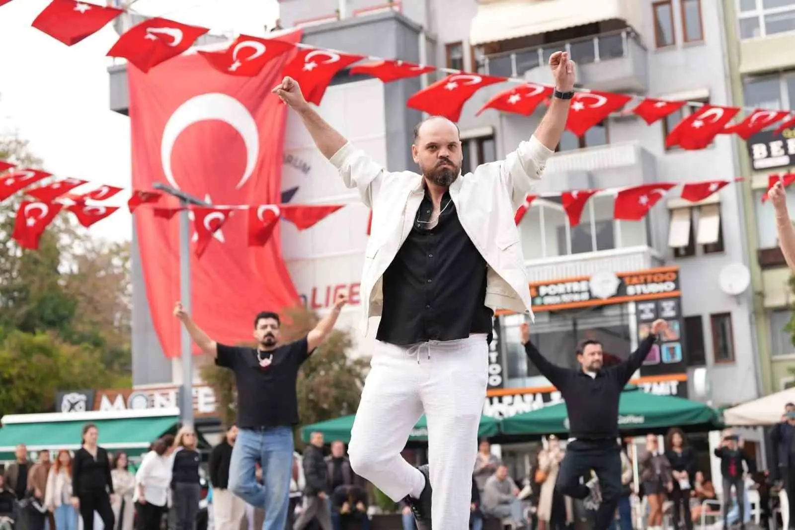 KOCAELİ'DE CUMHURİYET BAYRAMI KUTLAMALARI KAPSAMINDA İZMİT KENT MEYDANI'NDA DAVUL ZURNA SESLERİYLE BİR ARAYA GELEN 41 KİŞİ, ZEYBEK OYNAYARAK CUMHURİYET'İN 103. YIL DÖNÜMÜNÜ KUTLADI.