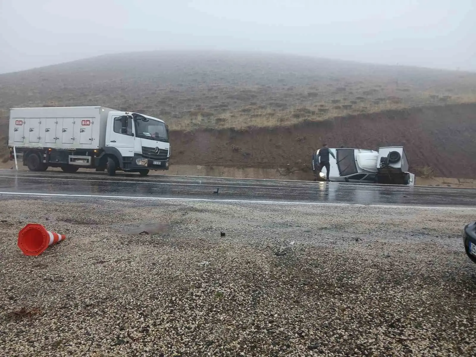 ERZURUM’UN KARAYAZI İLÇESİNDE, YOĞUN YAĞIŞ VE SİS NEDENİYLE GÖRÜŞ MESAFESİNİN AZALDIĞI YOLDA BİR MARKET ARACI İLE OTOMOBİL ÇARPIŞTI. KAZADA YARALANAN İKİ SÜRÜCÜDEN BİRİNİN DURUMUNUN AĞIR OLDUĞU BELİRTİLDİ.