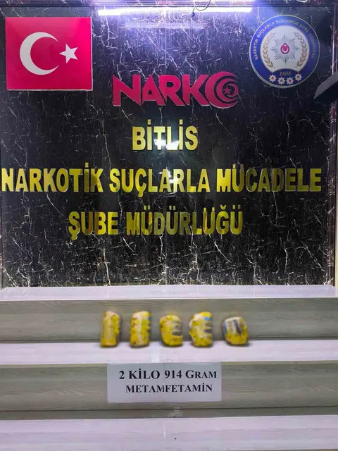 BİTLİS’İN TATVAN İLÇESİNDE NARKOTİK EKİPLERİNCE DURDURULAN ARAÇTA, 5 PARÇA HALİNDE ZULALANMIŞ 2 KİLO 914 GRAM METAMFETAMİN ELE GEÇİRİLDİ. OLAYLA İLGİLİ GÖZALTINA ALINAN 2 ŞÜPHELİ TUTUKLANDI.