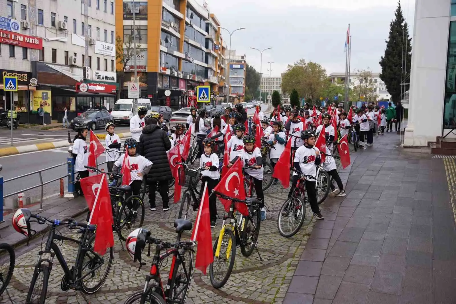 TUZLA BELEDİYESİ, CUMHURİYET’İN 103. YIL DÖNÜMÜ DOLAYISIYLA DÜZENLEDİĞİ SERGİ, ATÖLYE, BİSİKLET TURU, SU SPORLARI VE HALK DANSLARI ETKİNLİKLERİYLE CUMHURİYET COŞKUSUNU İLÇENİN FARKLI NOKTALARINA TAŞIDI. KUTLAMALAR, BU AKŞAM DÜZENLENECEK EDİS KONSERİYLE DEVAM EDECEK.