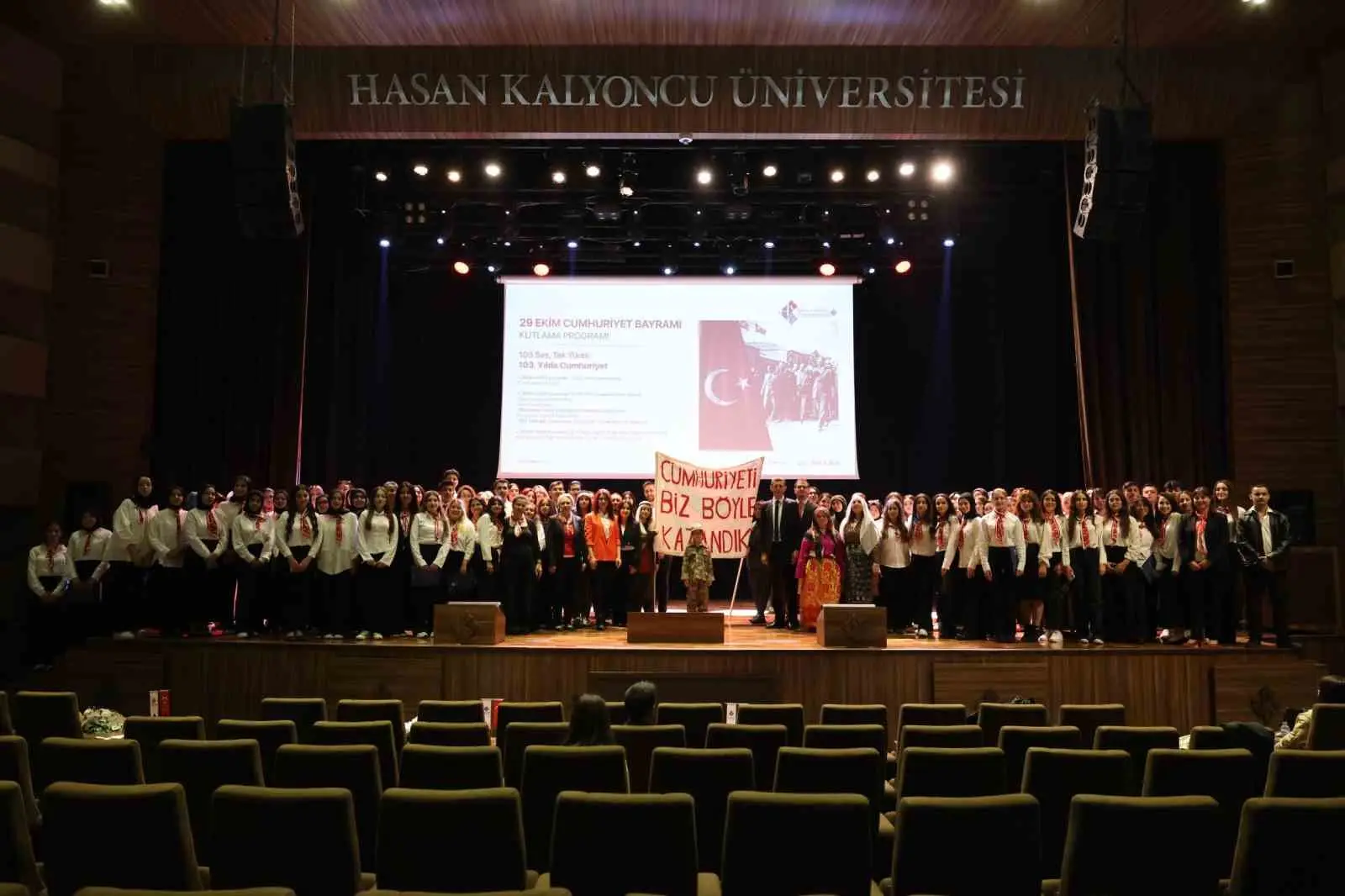 HASAN KALYONCU ÜNİVERSİTESİ (HKÜ), CUMHURİYET’İN İLANININ 103. YIL DÖNÜMÜ "103 SES, TEK YÜREK: 103. YILDA CUMHURİYET" TEMASIYLA GERÇEKLEŞTİRİLDİ.