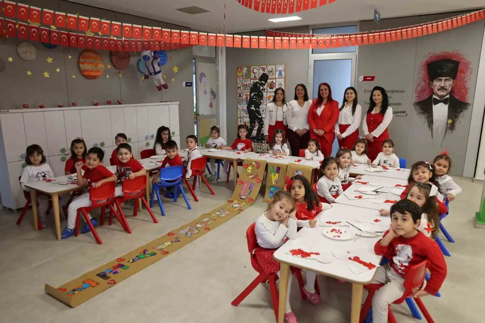 MUĞLA BÜYÜKŞEHİR BELEDİYESİNE BAĞLI 8 GÜNDÜZ BAKIMEVİNDE 29 EKİM CUMHURİYET BAYRAMI KAPSAMINDA "MİNİKLERİN GÖZÜNDEN CUMHURİYET" ETKİNLİKLERİ GERÇEKLEŞTİRİLDİ.