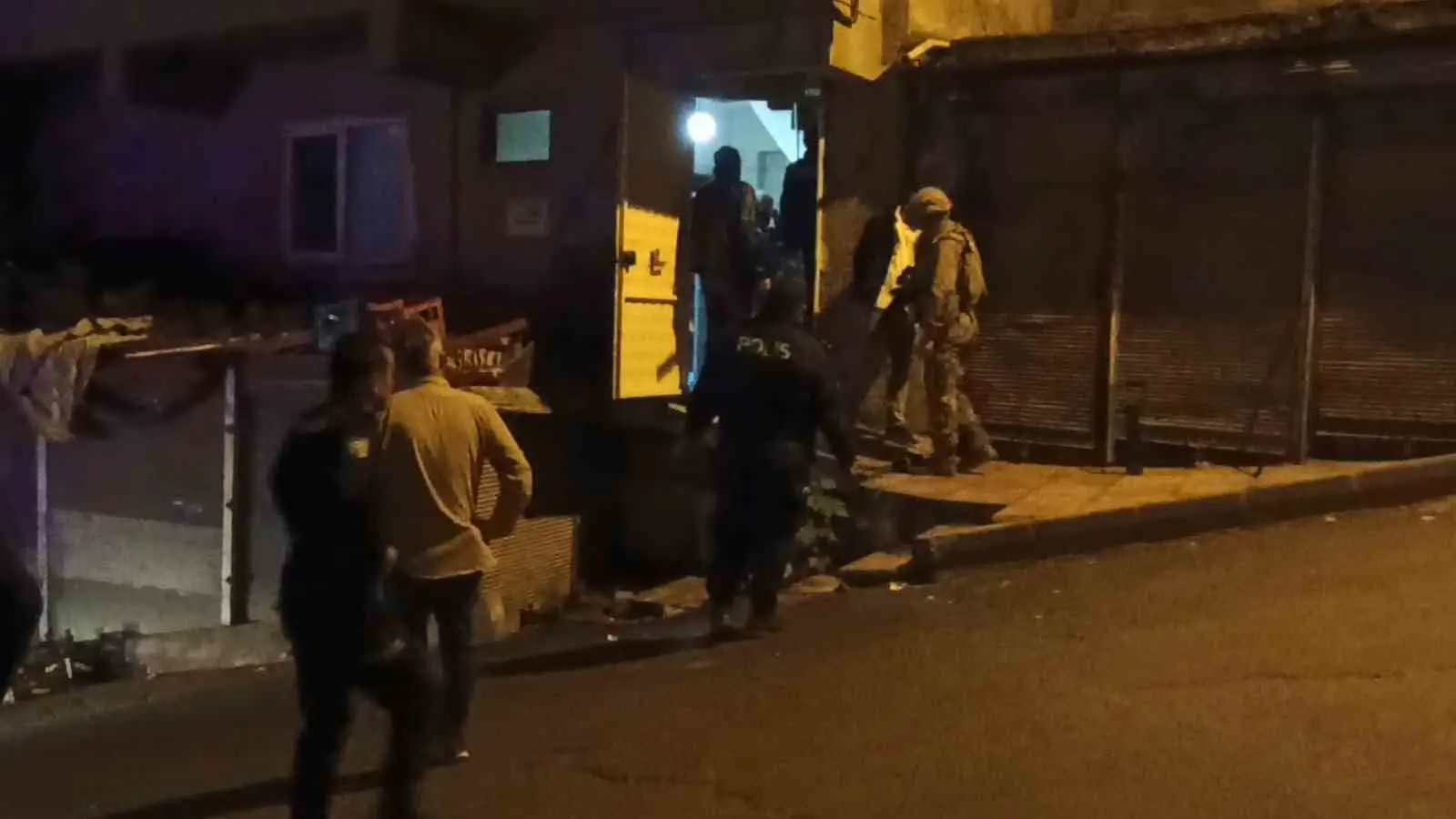 KAHRAMANMARAŞ'TA KENDİSİNDEN PARA İSTEYEN OĞLUNA OLUMSUZ YANIT VEREN ANNE, OĞLU TARAFINDAN BIÇAKLA REHİN ALINIRKEN, ÇATIYA ÇIKAN ŞAHIS YAKLAŞIK 2 SAAT SÜREN İKNA ÇABALARININ ARDINDAN ÖZEL HAREKAT EKİPLERİNİ GÖRÜNCE ELİNDEKİ BIÇAĞI BIRAKTI