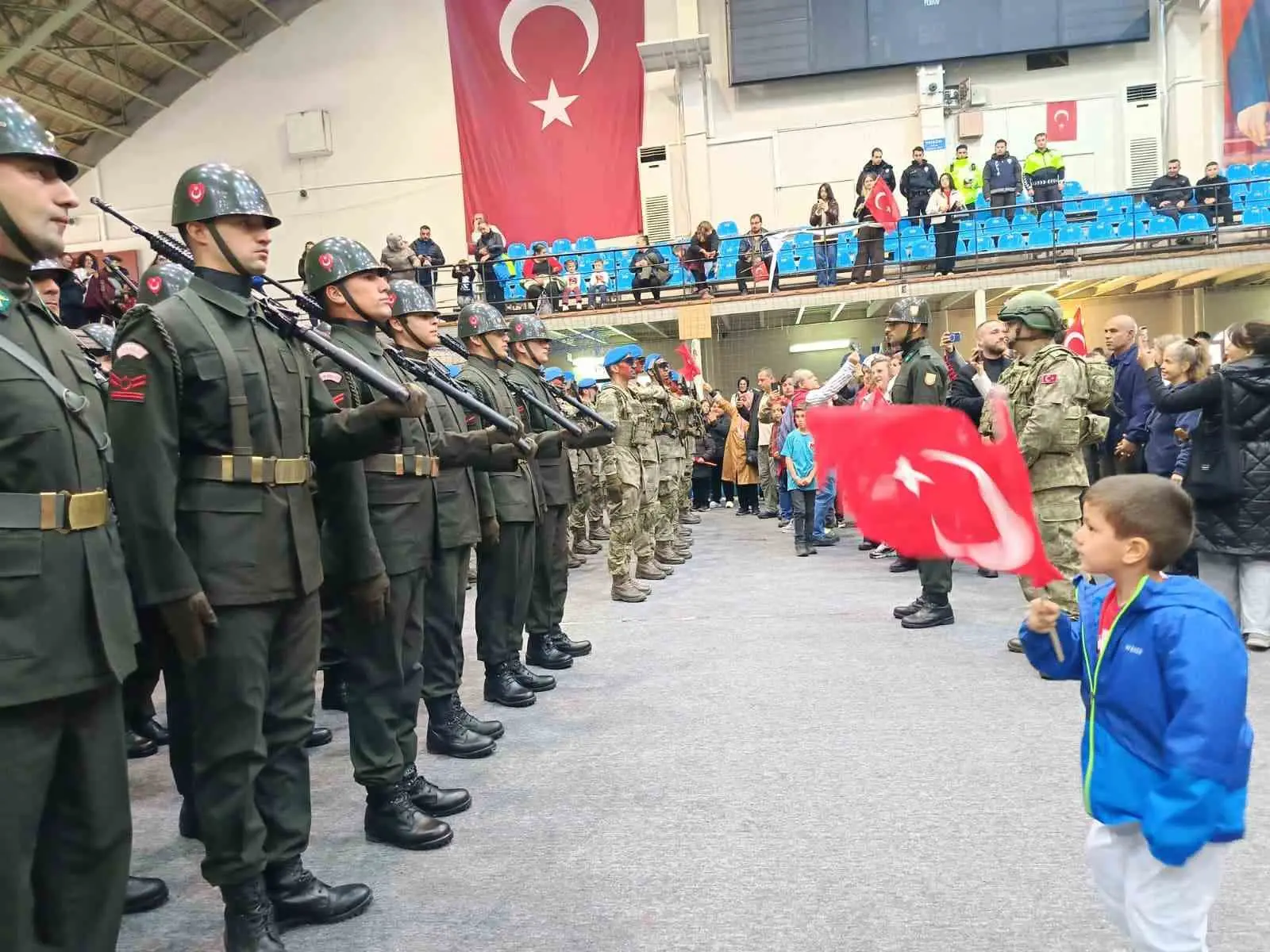 EDİRNE’DE 29 EKİM CUMHURİYET BAYRAMI’NIN 103’ÜNCÜ YIL DÖNÜMÜ DOLAYISIYLA DÜZENLENEN KUTLAMALARDA, ELİNDE TÜRK BAYRAĞIYLA ASKERİ BİRLİKLERİN MARŞLARINA EŞLİK EDEN BİR ÇOCUĞUN BAYRAM SEVİNCİ DİKKAT ÇEKTİ.
