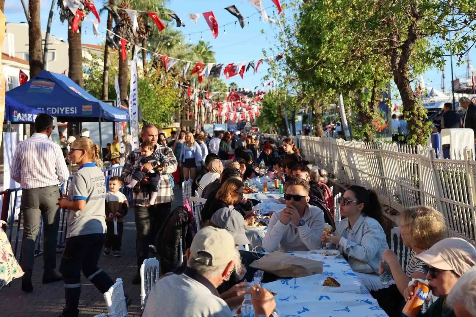 MARMARİS BELEDİYESİ’NİN CUMHURİYET’İN 103. YIL DÖNÜMÜ KUTLAMALARI KAPSAMINDA KORDON CADDESİ’NDE DÜZENLEDİĞİ CUMHURİYET SOFRASI, PAYLAŞMA VE DAYANIŞMA RUHUNU AYNI SOFRADA BULUŞTURDU. MARMARİSLİLER, BAYRAM COŞKUSUNU BİRLİKTE YAŞADI.