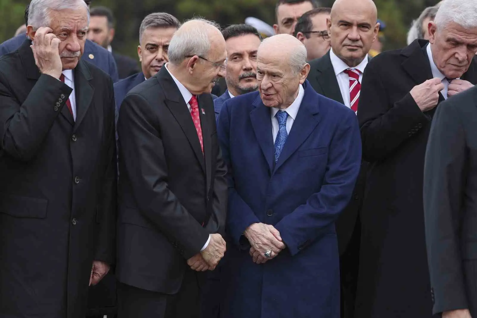 29 EKİM CUMHURİYET BAYRAMI KUTLAMALARI KAPSAMINDA ANITKABİR’DE DÜZENLENEN TÖRENE KATILAN MİLLİYETÇİ HAREKET PARTİSİ (MHP) GENEL BAŞKANI DEVLET BAHÇELİ İLE CUMHURİYET HALK PARTİSİ (CHP) GENEL BAŞKANI KEMAL KILIÇDAROĞLU, UZUN SÜRE SOHBET ETTİ.