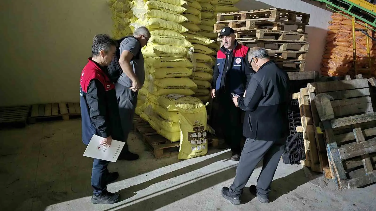 DÜZCE İL TARIM VE ORMAN MÜDÜRLÜĞÜ EKİPLERİ, GÜBRE TAKİP SİSTEMİ KAPSAMINDA DNA BARKOD DENETİMLERİ GERÇEKLEŞTİRDİ. DENETİMLERDE GÜBRELERDEN NUMUNELER ALINIRKEN AMBALAJLARDAKİ HOLOGRAMLAR DA UV IŞIĞI ALTINDA KONTROL EDİLDİ.
