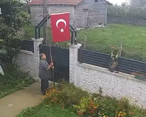 29 EKİM CUMHURİYET BAYRAMI SABAHI YAŞANAN ANLAMLI BİR ANLAMLI OLAYDA, YAŞLI BİR ADAMIN SABAH SAATLERİNDE İLK İŞ OLARAK EVİNİN KAPISINA TÜRK BAYRAĞI ASTIĞI ANLAR GÜVENLİK KAMERASINA YANSIDI.