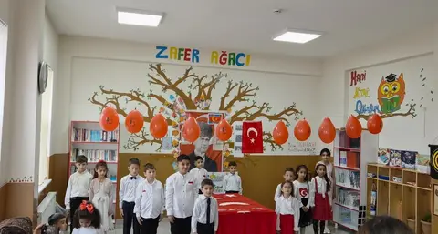 MİNİK YÜREKLERDEN CUMHURİYET’E ANLAMLI ARMAĞAN: İSTİKLAL MARŞI’NIN 10 KITASINI EZBERLEDİLER(KARS-İHA)