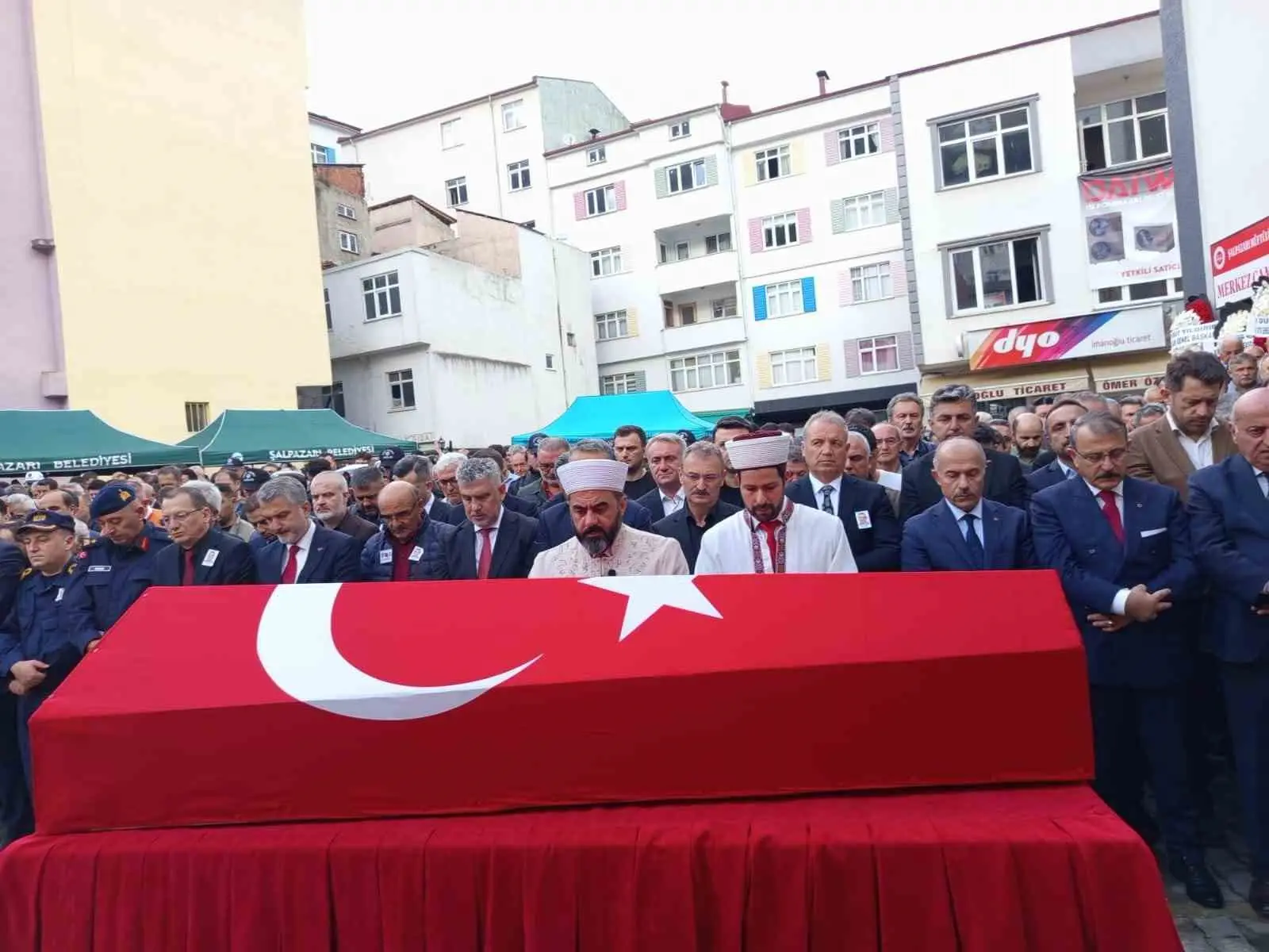 TRABZON'DA DÜN GEÇİRDİĞİ KALP KRİZİ SONRASI HAYATINI KAYBEDEN POLİS MEMURU ŞAHİN SAĞLAM BUGÜN TRABZON'UN ŞALPAZARI İLÇESİNDE SON YOLCULUĞUNA UĞURLANDI.