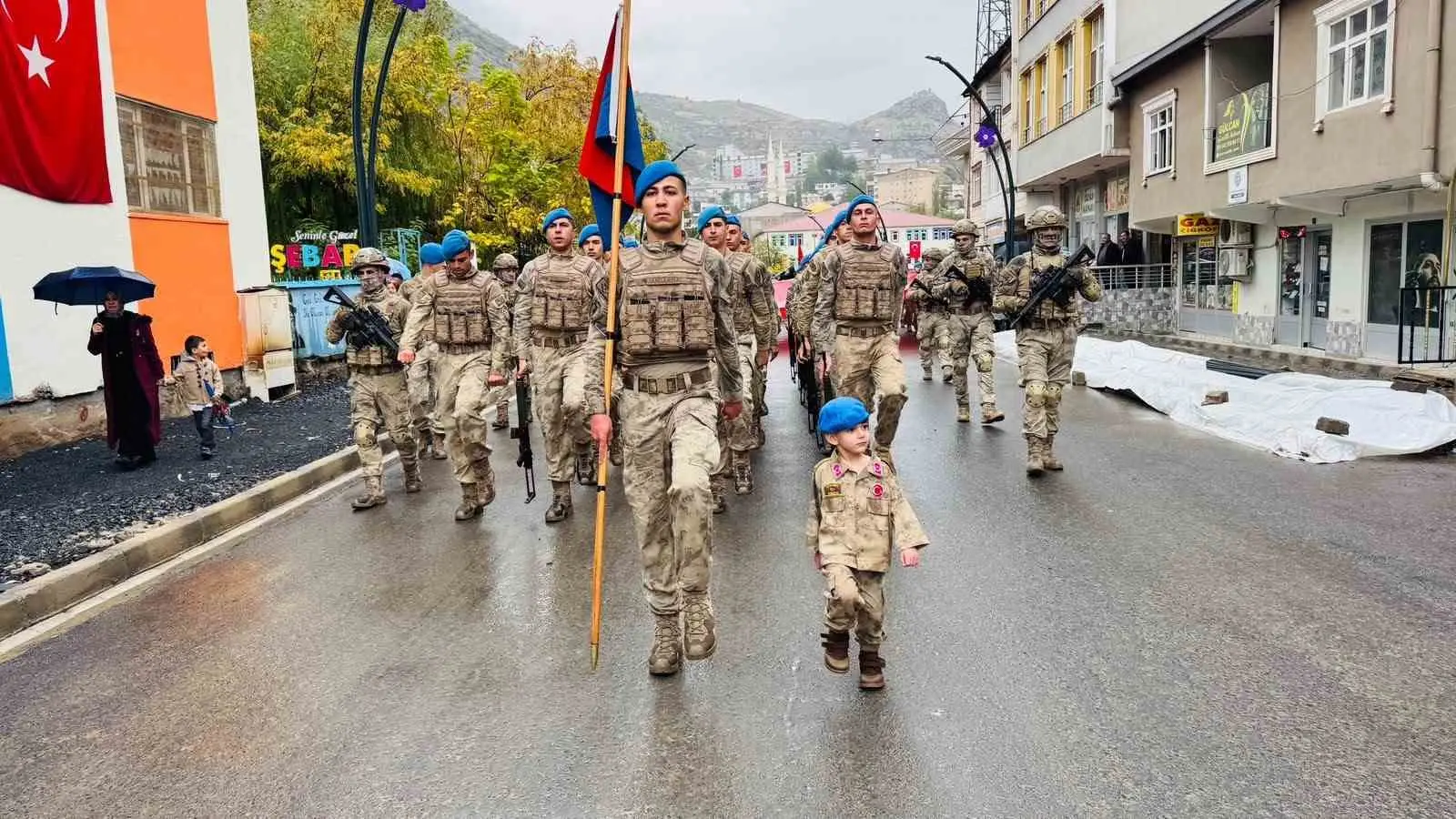 ŞIRNAK'IN BEYTÜŞŞEBAP İLÇESİNDEKİ 29 EKİM CUMHURİYET BAYRAMI VE CUMHURİYET'İN 103. YIL DÖNÜMÜ KUTLAMALARINDA KÜÇÜK ÇOCUĞUN ASKERLERİN KORTEJİNE EŞLİK ETMESİ RENKLİ GÖRÜNTÜ OLUŞTURDU.