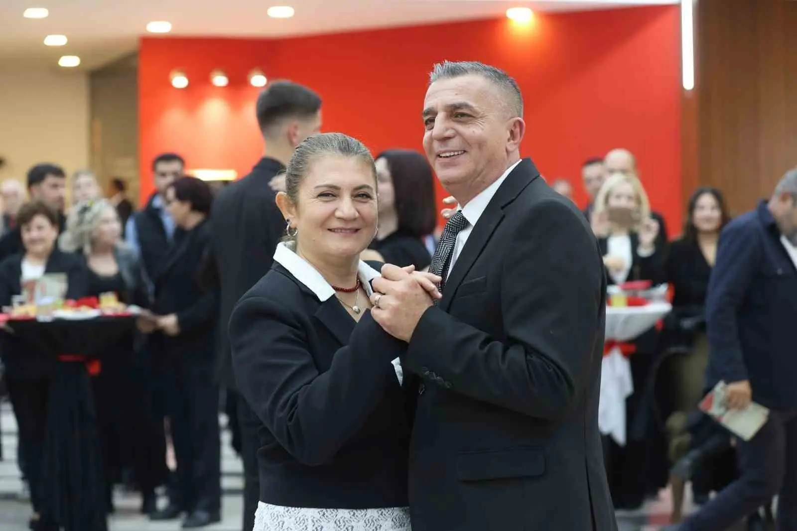 MANİSA’DA ŞEHZADELER BELEDİYESİ VE ŞEHZADELER KENT KONSEYİ İŞ BİRLİĞİYLE DÜZENLENEN CUMHURİYET BALOSU’NDA CUMHURİYET’İN 103. YILI COŞKUYLA KUTLANDI. ZEYBEK VE VALS GÖSTERİLERİNİN SAHNELENDİĞİ GECEDE BELEDİYE BAŞKANI HAKAN ŞİMŞEK VE EŞİ ZELİHA ŞİMŞEK DE GÖSTERİLERE EŞLİK ETTİ. PROGRAM, 10’UNCU YIL MARŞI’NIN HEP BİR AĞIZDAN SÖYLENMESİYLE SONA ERDİ.