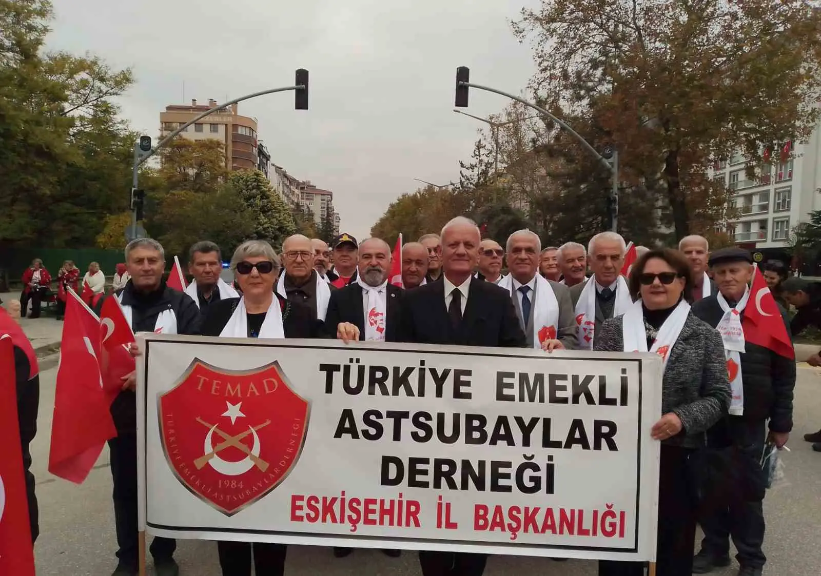 ESKİŞEHİR'DE TÜRKİYE EMEKLİ ASTSUBAYLAR DERNEĞİ (TEMAD) ÜYELERİ, 29 EKİM CUMHURİYET BAYRAMI KUTLAMALARI KAPSAMINDA DÜZENLENEN RESMİGEÇİT TÖRENİNE KATILARAK YÜRÜYÜŞ GERÇEKLEŞTİRDİ.