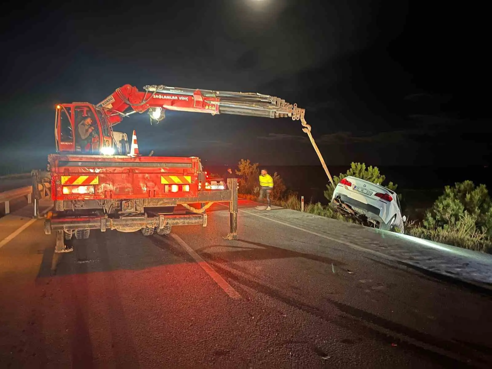 AFYONKARAHİSAR’DA TIR, OTOMOBİL VE HAFİF TİCARİ ARACIN KARIŞTIĞI ZİNCİRLEME TRAFİK KAZASINDA ŞANS ESERİ 1 KİŞİ YARALANDI.