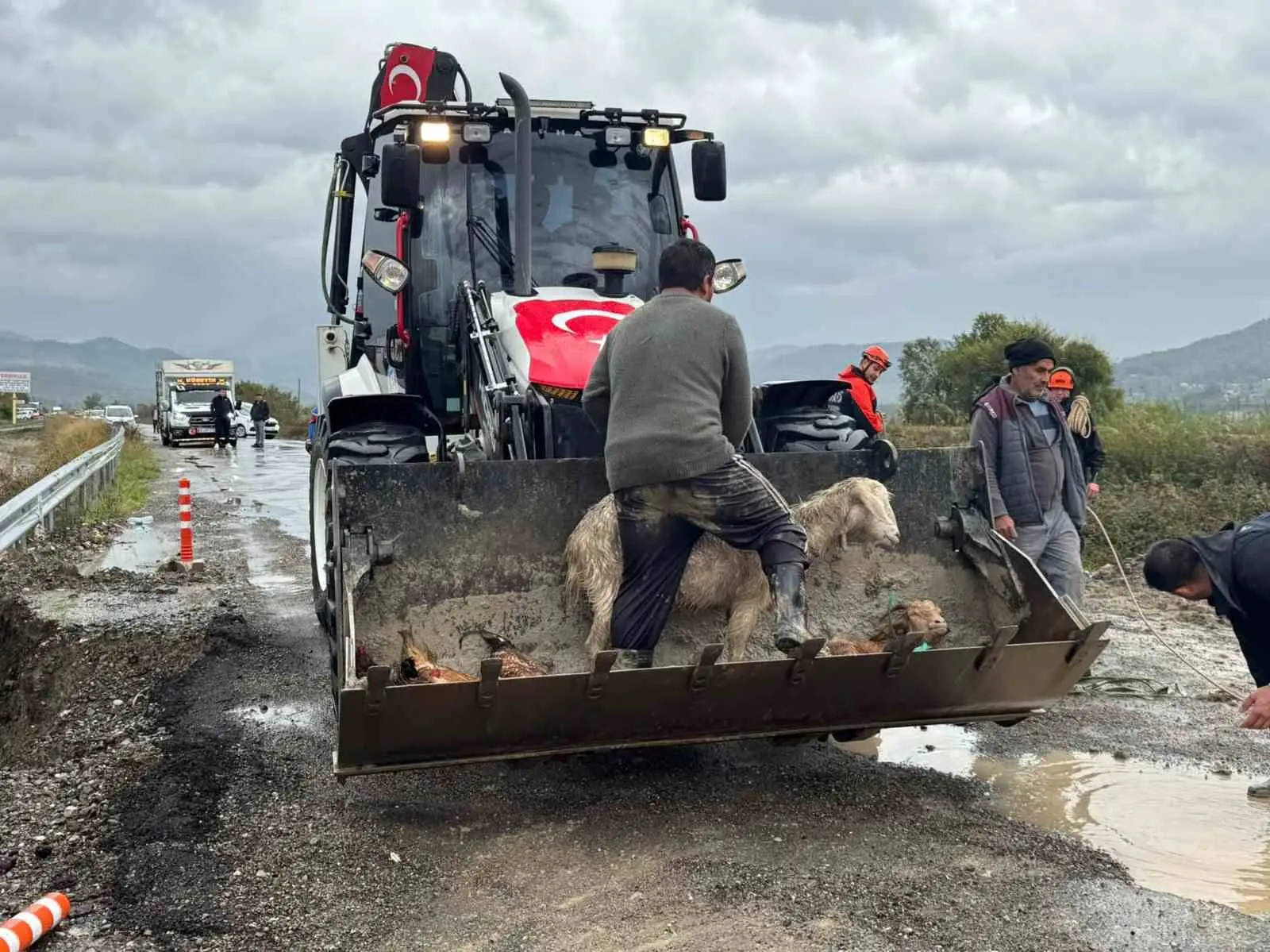 ŞİDDETLİ YAĞIŞLAR SONUCU DALAMAN TERSAKAN ÇAYININ DEBİSİNİ YÜKSELMESİ SONRASI DALAMAN İLÇESİNDE BİRÇOK ALANA SU BASMASI SONRASI VATANDAŞLAR VE SÜRÜCÜLER ZOR ANLAR YAŞADI.