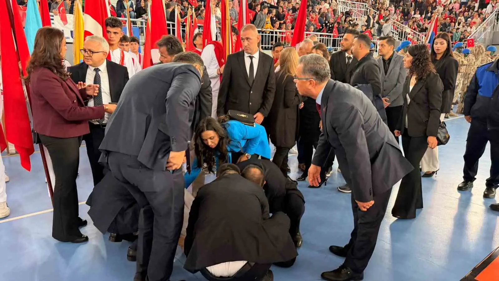 AFYONKARAHİSAR’DA DÜZENLENEN 29 EKİM CUMHURİYET BAYRAMI KUTLAMALARI SIRASINDA BAYRAK TAŞIYAN BİR KIZ ÖĞRENCİ ANİDEN YERE YIĞILARAK BAYILDI. ÖĞRENCİYE İLK MÜDAHALEYİ DOKTOR OLAN AK PARTİ AFYONKARAHİSAR MİLLETVEKİLİ HASAN ARSLAN İLE AK PARTİ İL BAŞKANI ÖZGÜR KAVAK YAPTI.