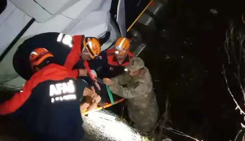 ELAZIĞ’DA SAĞANAK YAĞIŞTAN DOLAYI SÜRÜCÜSÜNÜN DİREKSİYON HAKİMİYETİNİ KAYBETTİĞİ TIR, ŞARAMPOLE UÇTU. KAZADA TIRIN İÇERİSİNDE SIKIŞAN 2 YARALI, AFAD EKİPLERİ TARAFINDAN KURTARILDI