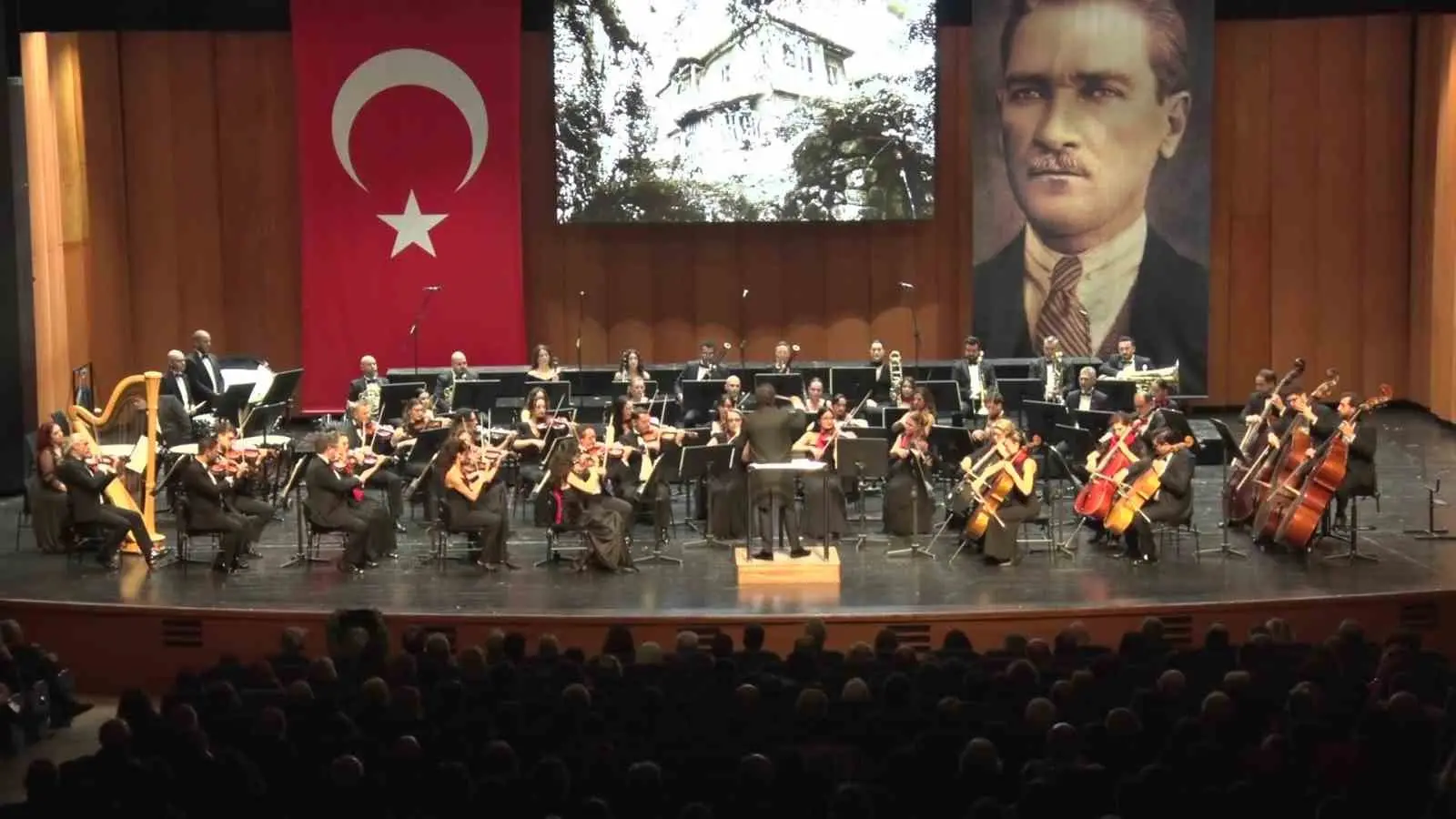 BURSA’DA CUMHURİYET’İN 103’ÜNCÜ YIL DÖNÜMÜ DOLAYISIYLA DÜZENLENEN ÖZEL KONSERDE, BURSA BÖLGE DEVLET SENFONİ ORKESTRASI SAHNE ALDI. ŞEF MURAT CEM ORHAN YÖNETİMİNDEKİ ORKESTRAYA SOPRANO CEREN AYDIN EŞLİK EDERKEN, MUAMMER SUN’UN "KURTULUŞ" VE "CUMHURİYET" FİLM MÜZİKLERİ SESLENDİRİLDİ. KONSERİN FİNALİNDE İZMİR MARŞI’NIN YANKILANDIĞI SALONDA, DİNLEYİCİLER ESERLERE HEP BİRLİKTE EŞLİK ETTİ.