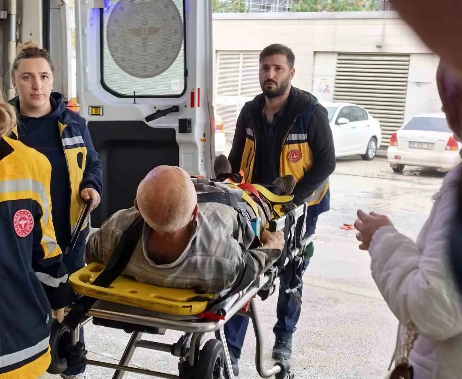 BURSA’NIN İNEGÖL İLÇESİNDE FAALİYET GÖSTEREN BİR MOBİLYA FABRİKASINDA YÜK ASANSÖRÜNÜN DÜŞMESİ SONUCU BAKIM USTASI YARALANDI.