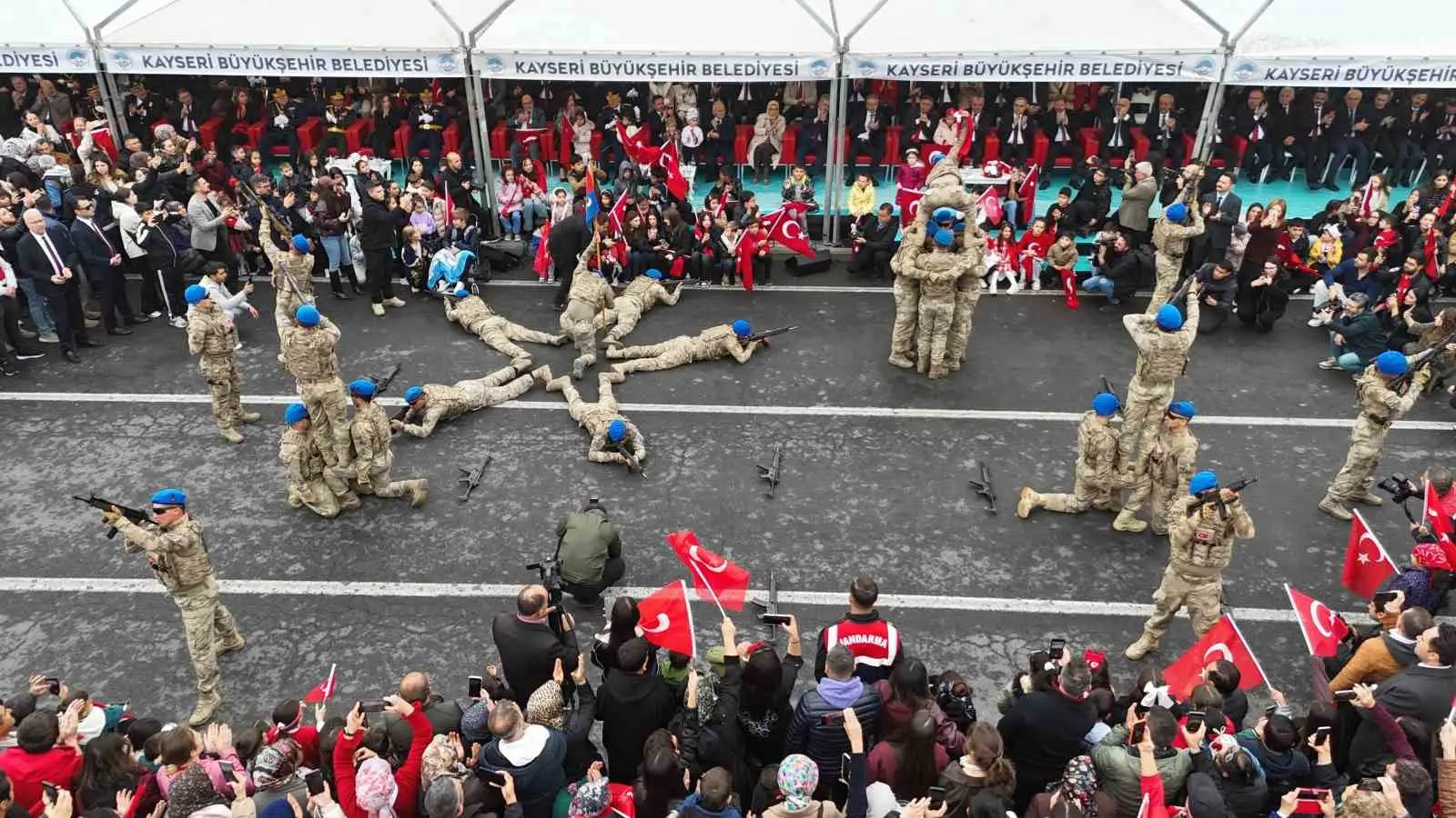 TÖRENLERE JANDARMA ASAYİŞ KOMANDO BÖLÜK KOMUTANLIĞI'NIN GÖSTERİSİ DAMGA VURURKEN, BİNLERCE VATANDAŞ HEP BİRLİKTE CUMHURİYETİ KUTLADI.