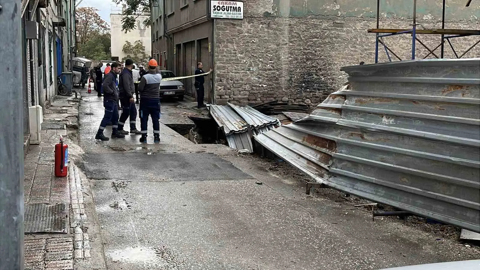 KONYA’DA YAPIMI DEVAM EDEN İNŞAAT YANINA AÇILAN ZEMİN KENARINDA BULUNAN DOĞALGAZ VE SU HATTI BORULARI TOPRAK KAYMASI SONUCU PATLADI. GÜVENLİK AMAÇLI SOKAK GİRİŞ ÇIKIŞ BİR SÜRE KAPATILIRKEN, EKİPLER TARAFINDAN GAZ AKIŞININ KESİLDİ.
